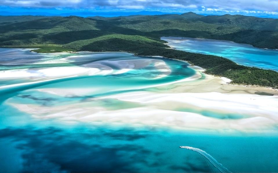 On approach to Whitsundays in Australia - byrneck