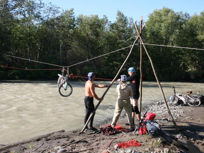 In der Wildnis muss sich zu helfen wissen. Hier werden Fahrräder mithilfe einer Seilkonstruktion über den Fluss gebracht. Foto: Ulf Mauder