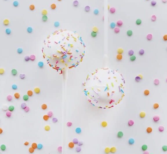 Edible wedding favors: cake pop wedding favors