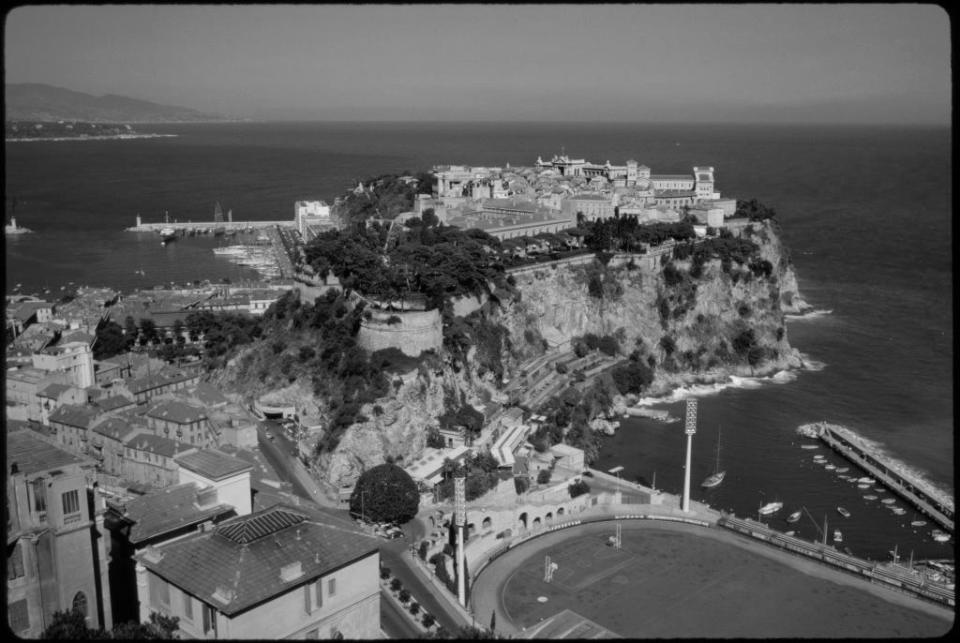 Cela fait six ans que le prince Rainier III de Monaco a succédé à son grand-père, Louis II, lorsqu’il rencontre Grace Kelly, en mai 1955. À cette époque, le rayonnement de la principauté décline : le tourisme est en berne, et la France jouit de prérogatives considérables dans la gestion des affaires monégasques. Faute de retombées économiques, l’avenir du Rocher est jugé incertain. Une situation intolérable pour le jeune prince de 34 ans qui cultive un projet fou : faire de Monaco le lieu de rendez-vous azuréen de toute la jet-set. Pour y parvenir, il souhaite se rapprocher des États-Unis. (<em>GHI/Universal History Archive via Getty Images</em>)