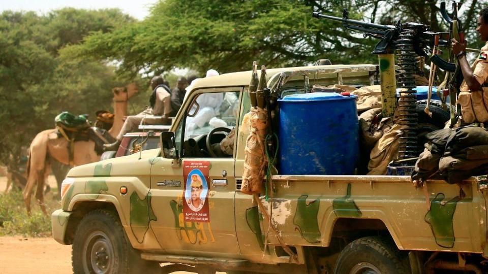 Camioneta con armas y hombres armados de las RSF