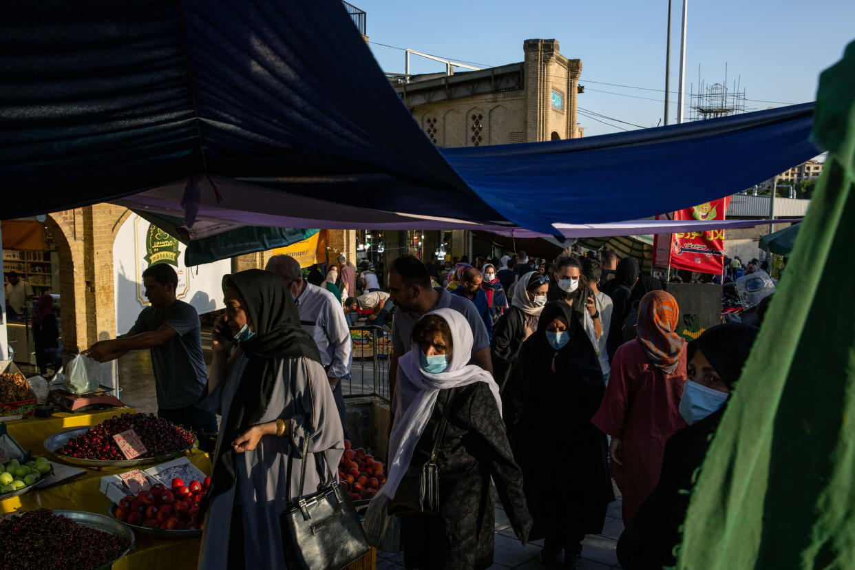 Mujeres con la cabeza cubierta en un bazar en Teherán en junio. (Arash Khamooshi/The New York Times)