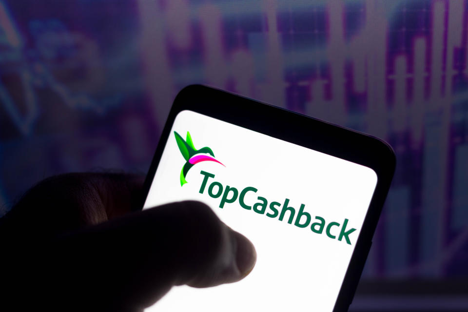 BRAZIL - 2022/01/01: In this photo illustration, the TopCashback logo seen displayed on a smartphone screen. (Photo Illustration by Rafael Henrique/SOPA Images/LightRocket via Getty Images)