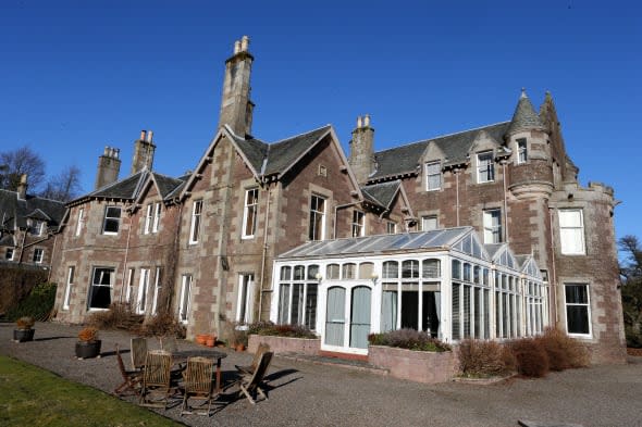 Murray snaps up hotel