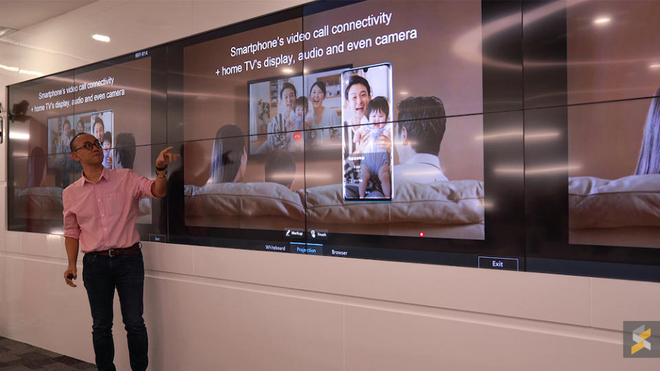 Clement Huang, Head of Global Product Marketing of Huawei explaining the company's new OS. — Picture via SoyaCincau