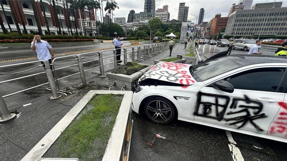 針對今（1）日下午民眾駕車衝撞總統府前鋼質花臺，總統府發言人郭雅慧表示，第一時間已將該民眾交由警方帶返介壽派出所，後續則交由警方釐清案情與行為動機。（總統府提供／楊亞璇台北傳真）