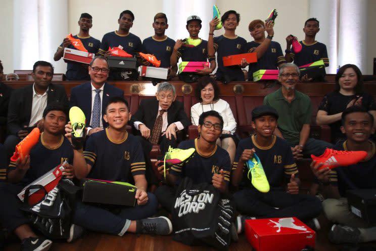 <i>(L-R) Managing Director of SPIN Jose Raymond, Ang Peng Siong, Mr and Mrs Chiam and football coach Ahmad Habib pose for a photo with the beneficiaries of the Chiam See Tong Foundation. Photo: Don Wong for Yahoo Singapore</i>