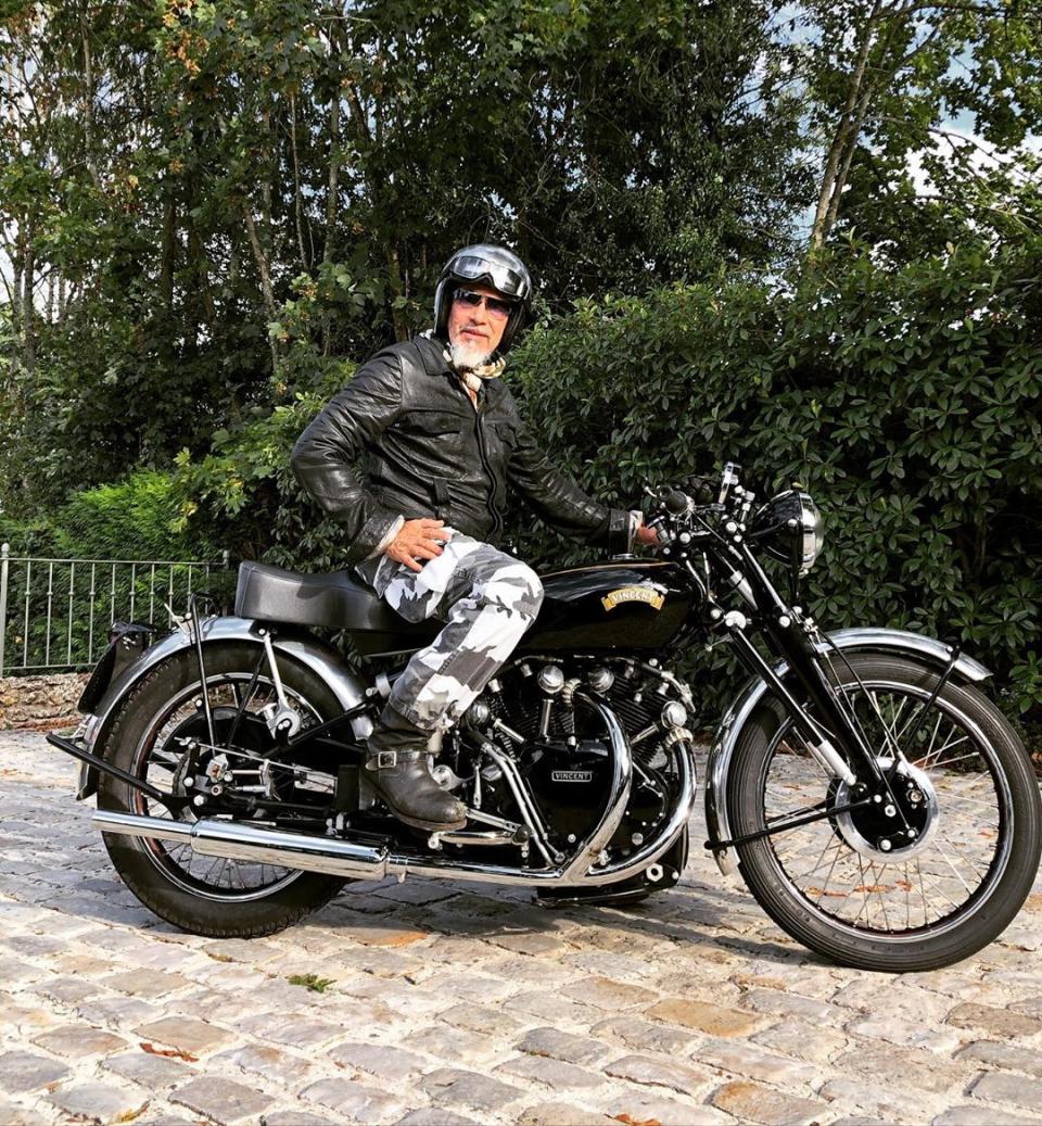 Fidèle à ses envies de liberté et d’espace, Florent Pagny a enfourché sa moto pour une petite virée estivale. Un petit tour sur les routes avant de rejoindre son fauteuil de juré dans <em>The Voice</em>. Pour la saison 2021, le chanteur retrouvera ses collègues Amel Bent, Marc Lavoine et un petit nouveau : Vianney, qui remplace Pascal Obispo. © Instagram @pagny_officiel