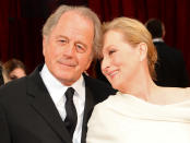 Grâce à ses performances dans <em>Out of Africa, Sur la route de Madison </em>ou encore <em>Le Diable s’habille en </em>Prada, Meryl Streep est l’actrice la plus nommée — 21 fois — de la cérémonie des Oscars. Ses rôles dans <em>Kramer contre Kramer, Le Choix de Sophie </em>et <em>La Dame de fer </em>lui ont valu trois statuettes dorées. Pour trouver un peu de soutien dans ces soirées où la tension est à son comble pour le gratin hollywoodien, Meryl Streep a souvent pu compter sur la présence de Don Gummer. Lorsqu’elle est nommée pour la première fois de sa carrière en 1979 pour <em>Voyage au bout de l’enfer</em>, il est à ses côtés, et assiste à de nombreuses autres cérémonies. Il est également présent pour la première de <em>Kramer contre Kramer </em>en 1979, drame qui marque un tournant dans sa filmographie et la propulse sur le devant de la scène. Malgré sa discrétion, Don Gummer n’est donc jamais bien loin de sa compagne pour les grandes occasions. <em>(Photo by Ethan Miller/WireImage via Getty Images)</em>