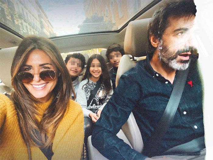 Nuria Roca con su marido y sus hijos