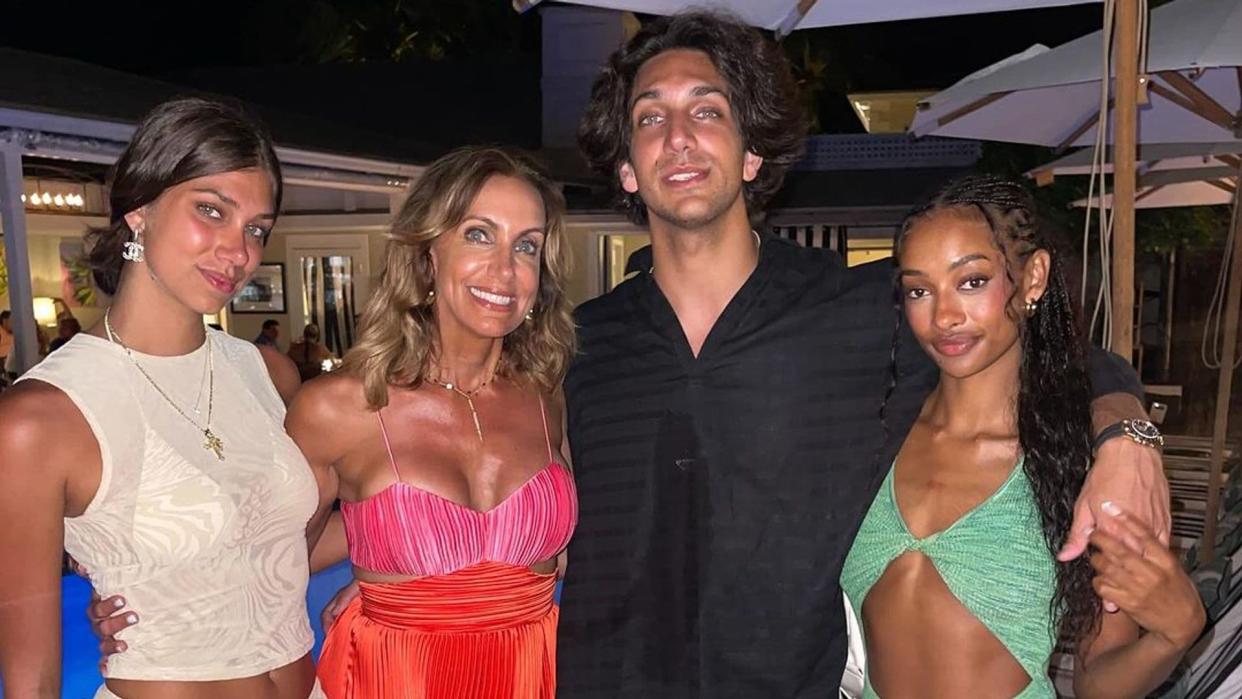 Lorenzo, hijo de Lili Estefan, junto a su novia