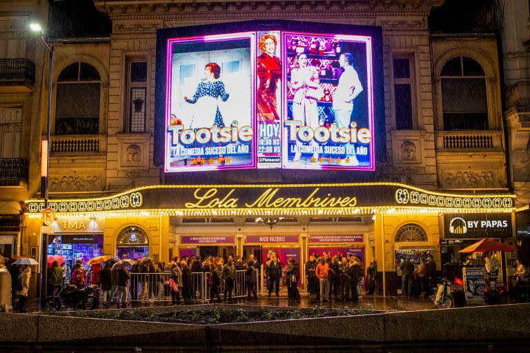 Las colas de espectadores para ver Tootsie, un clásico de esta propuesta producida y protagonizada por Nicolás Vázquez