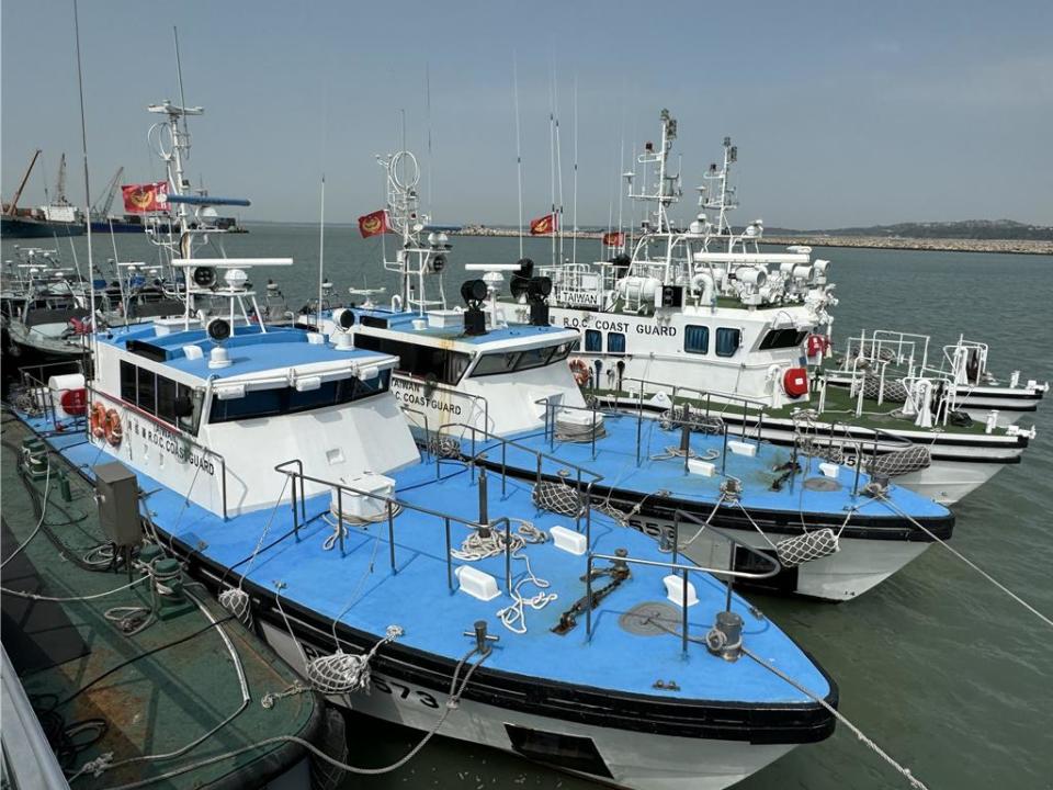 17日出海釣魚的2位金門鄉親仍被留置在大陸海警船上，縣府也向金門海巡隊表示將全力協助人員的接返作業。(于家麒攝)