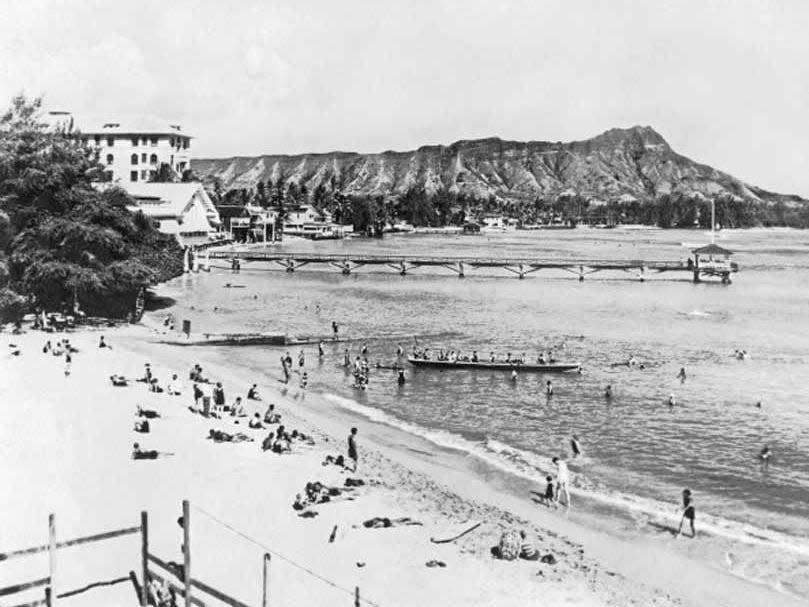 Waikiki beach on Oahu, with Diamond Head in the background, Honolulu, Hawaii, circa 1925