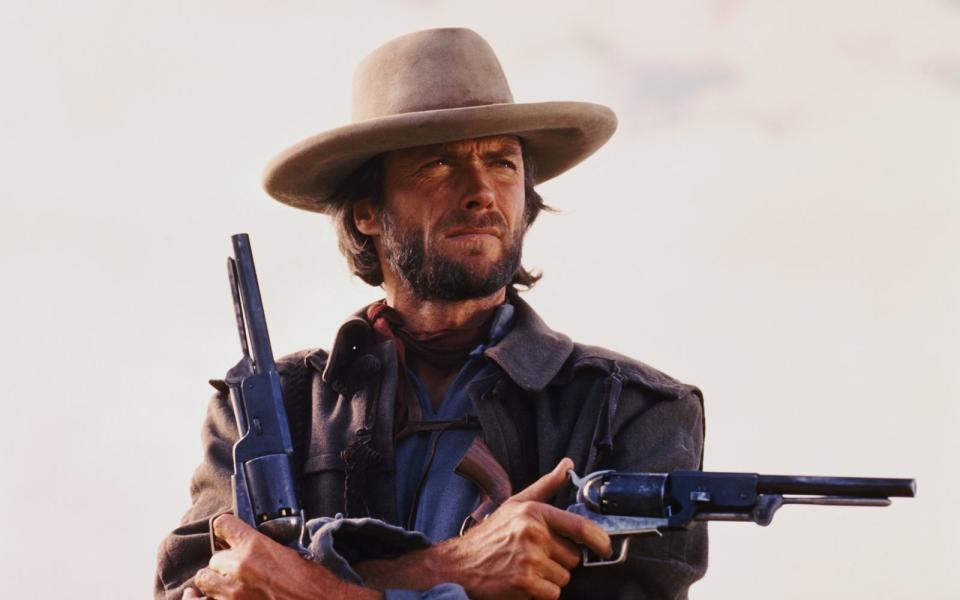 2. Angeschossen war der Western, als er in der Cinecittà zu Rom mit einer Ampulle Zynismus zu neuem, räudigem Leben erweckt wurde. Das Gesicht dieses neuen Heldentypus wurde der amerikanische TV-Serien-Cowboy ("Rawhide") Clint Eastwood, und er blieb es über Jahrzehnte, auch als Regisseur seiner eigenen Meisterwerke. Schlüssel-Western: "Zwei glorreiche Halunken" (1966), "Erbarmungslos" (1992). (Bild: Getty Images / Bettmann)