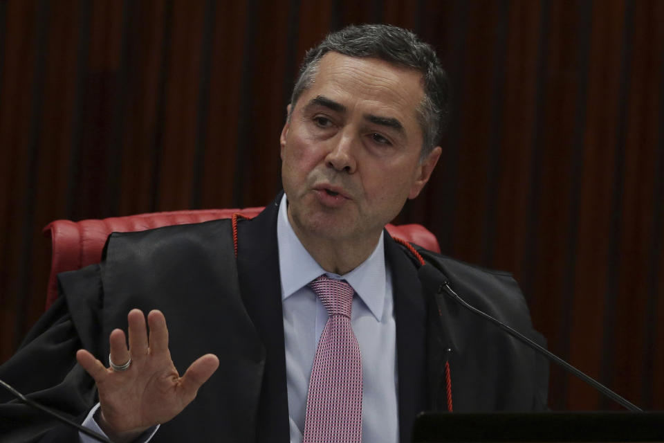 Brazil's Minister of the Superior Electoral Court Luis Roberto Barroso speaks during a the trial against the candidacy of jailed former president da Luis Inacio Lula da Silva, in Brasilia, Brazil, Friday, Aug. 31, 2018. Brazil's general elections will be held on October 7. (AP Photo/Eraldo Peres)