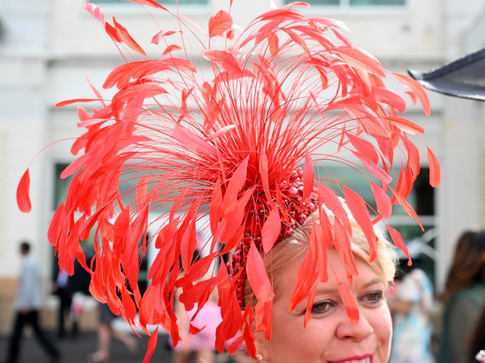 A red feathery hat at the 2023 Kentucky Derby.