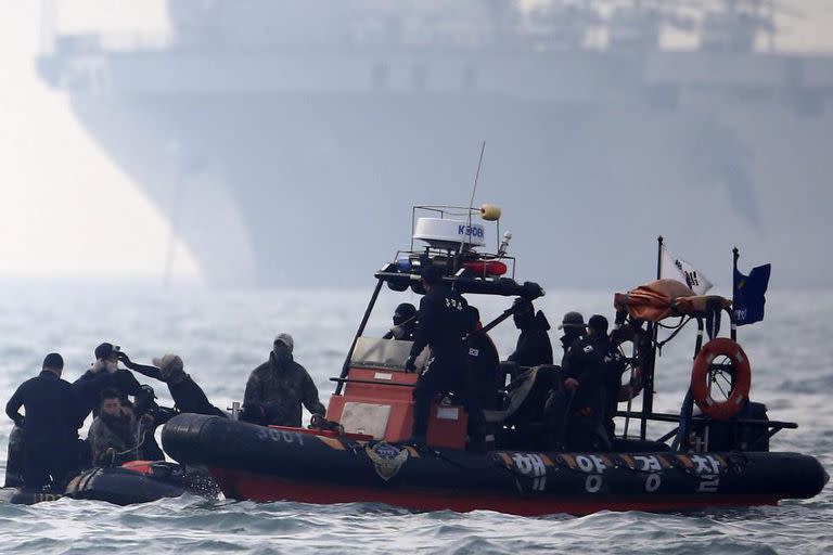 Buzos de la Guardia Costera se preparan para participar en un operativo de búsqueda de víctimas tras el naufragio del ferry Sewol