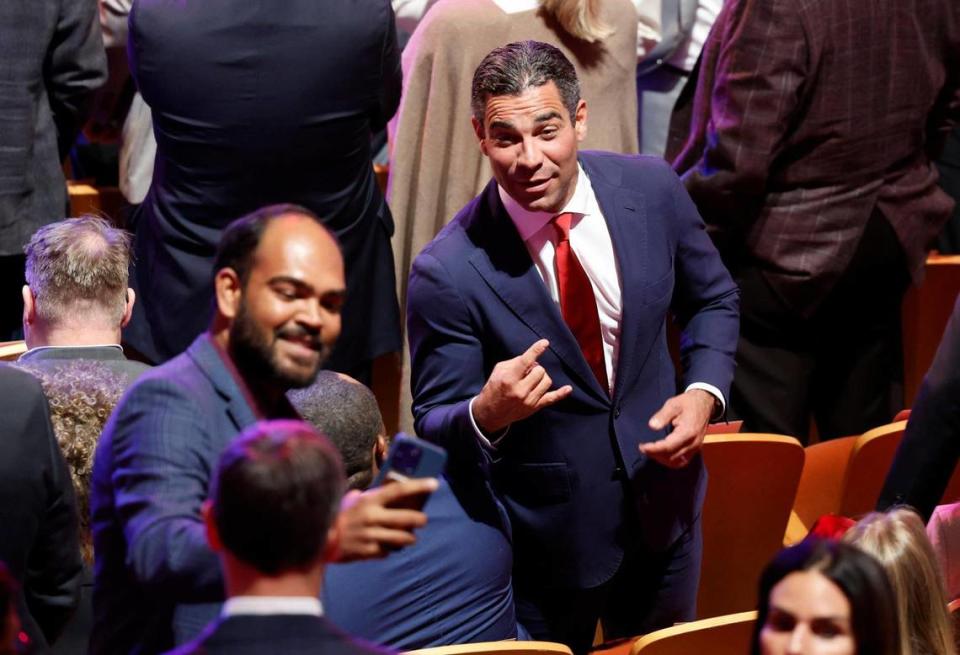 El alcalde de Miami, Francis Suárez, estuvo entre el público durante el tercer debate de las primarias presidenciales republicanas en el Adrienne Arsht Center for the Performing Arts del Condado Miami-Dade, el 8 de noviembre de 2023.