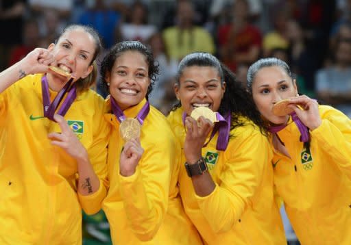 Las jugadoras de voleibol de Brasil celebran su medalla de oro, este sábado en Londres. Latinoamérica cerró este domingo una gran participación en los Juegos Olímpicos de Londres, donde acabó con un total de 56 medallas, con Cuba como primer país de la región en el medallero (15º), Brasil con el mayor número de metales (17º) y Colombia haciendo historia. (AFP | kirill kudryavtsev)