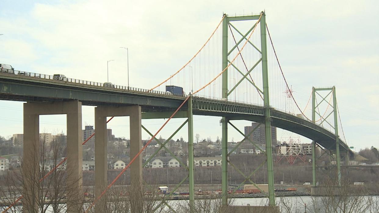 One Halifax-bound lane of the MacKay Bridge has been closed after crews discovered a crack in a support truss. The issue is expected to be resolved by 5:30 a.m. on Thursday. (CBC - image credit)