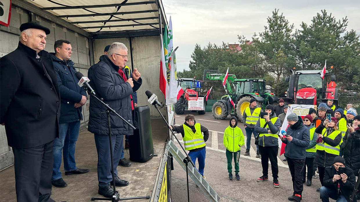 Polish Agriculture Minister Czesław Siekierski on a meeting with Polish farmers in the village of Zosin. Photo: Polish Agriculture Ministry on Twitter (X)