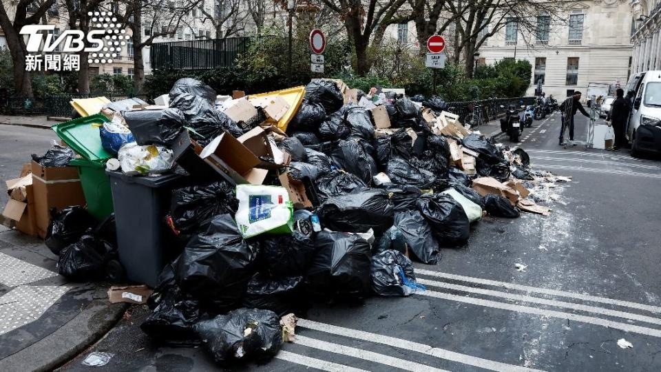 垃圾滿到擋駐馬路通行。（圖／達志影像路透社）