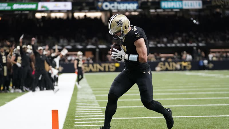 New Orleans Saints’ Taysom Hill scores a touchdown against the Chicago Bears in New Orleans, Sunday, Nov. 5, 2023.