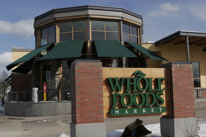 亞馬遜宣布以137億美元併購全食生鮮超市(Whole Foods)。(美聯社)