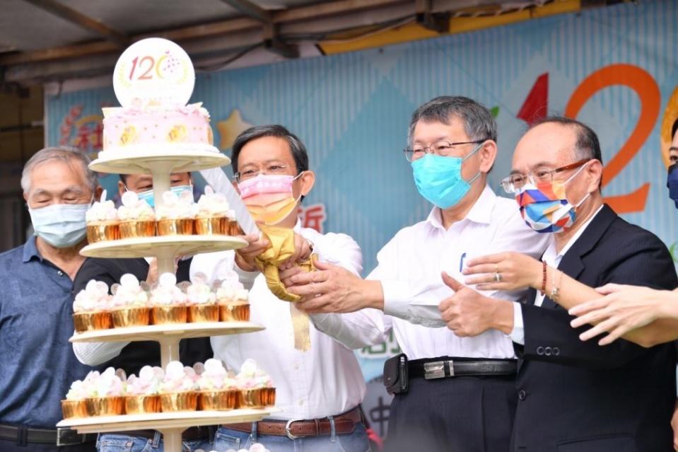 台北市長柯文哲5日一早參加社子國小120週年校慶。（記者吳靈芬攝）