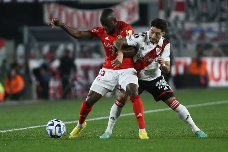 Valencia y Milton Casco, en una escena del partido de la semana pasada entre River e Inter de Porto Alegre, en el Monumental