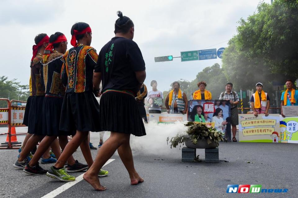 原住民族青年點燃狼煙，圍舞怒吼：「傳統領域要完整，錯了就改、不要再騙」。（圖／陳明安攝 , 2017.08.01）