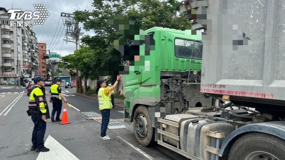 中和警方針對大型車輛加強稽查。（圖／TVBS）