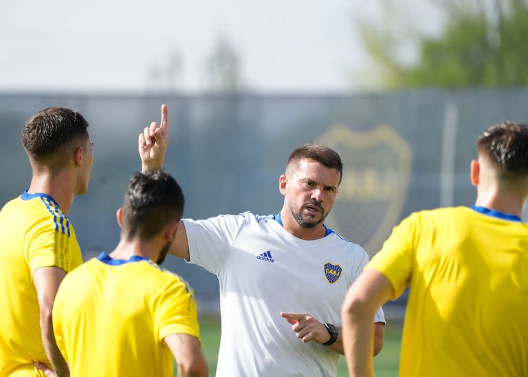 Mariano Herrón, al frente de la práctica de Boca en Ezeiza, antes de jugar con Barracas