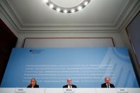 El ministro de Economía y Energía de Alemania, Peter Altmaier, la ministra de Medio Ambiente, Svenja Schulze, y el ministro de Finanzas, Olaf Scholz, celebran una rueda de prensa después de que la canciller Angela Merkel y los primeros ministros de Estado llegaran a un acuerdo con las regiones más afectadas por la salida prevista del carbón, en Berlín, Alemania, el 16 de enero de 2020