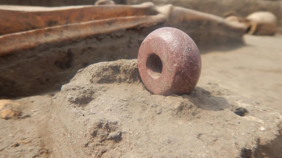 Archaeologists also found a stone altar, as well as bracelets and beads (Vyacheslav Baranov)