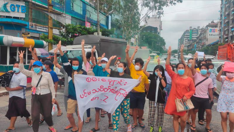 Flash protest in solidarity with the Mandalay People’s Defence Force, in Yangon