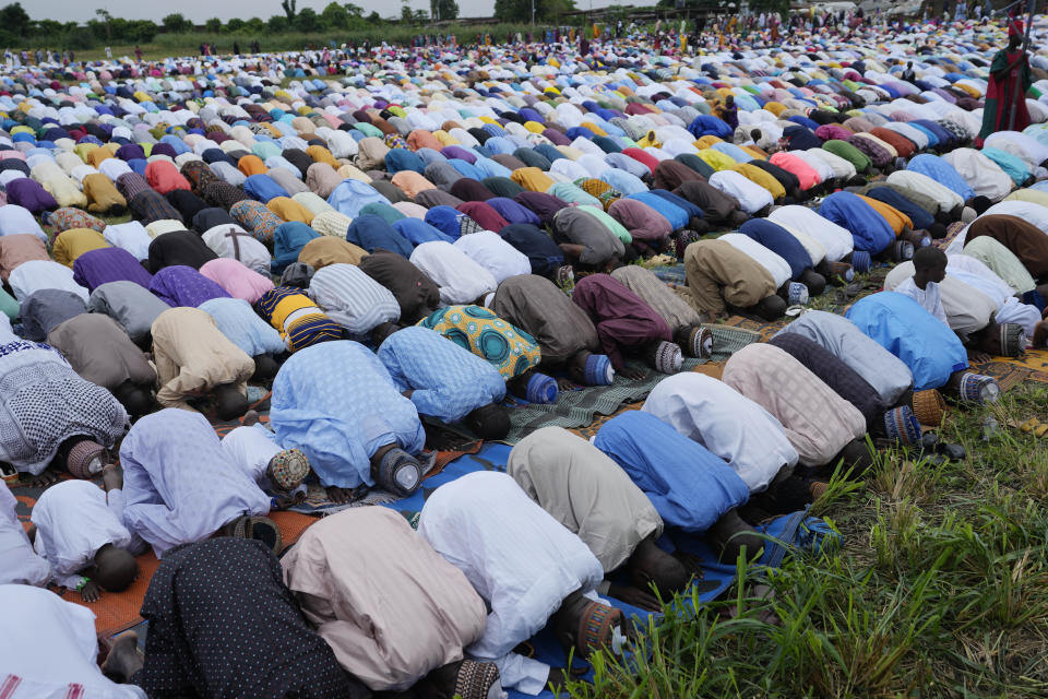 En esta imagen de archivo, musulmanes nigerianos rezan durante el Eid al-Adha al aire libre en Lagos, Nigeria, el 28 de junio de 2023. Los no creyentes en Nigeria dijeron que siempre han sido tratados como ciudadanos de segunda clase en el país profundamente religioso, cuya población de 210 millones está dividida casi en partes iguales entre cristianos —que predominan en el sur— y musulmanes, que son mayoría en el norte. (AP Foto/Sunday Alamba, archivo)