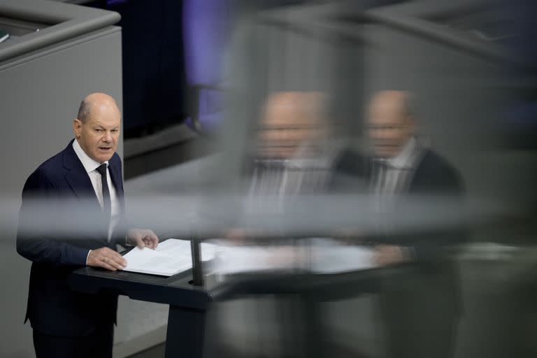 El canciller de Alemania, Olaf Scholz, se dirige al parlamento alemán, el Bundestag, antes de una reunión del Consejo Europeo en el edificio del Reichstag en Berlín, Alemania, el jueves 22 de junio de 2023. (AP Foto/Markus Schreiber)