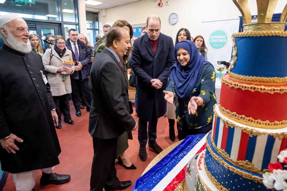 The Duke and Duchess of Cambridge inspect cakes as they visit the Khidmat Centre. (Photo: WPA Pool via Getty Images)