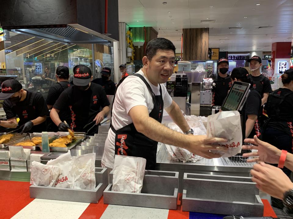 Taiwanese comedian and Monga founder, Nono, handing out chicken fillets at Monga Fried Chicken at JEM mall in Singapore on 27 Sept 2019. (Photo: Teng Yong Ping/Yahoo Lifestyle Singapore)