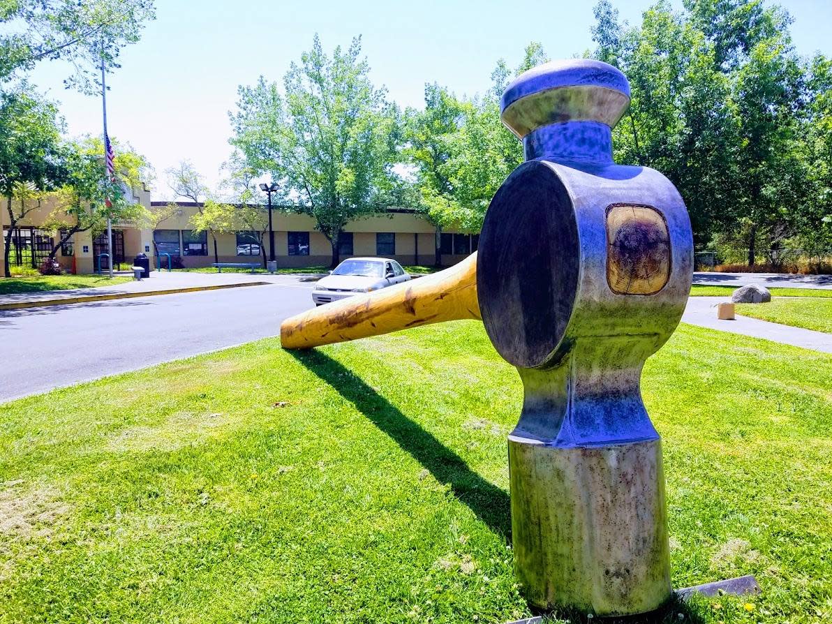 Das Verschwinden dieses Riesenhammers wundert selbst den Schöpfer der Skulptur. (Bild: City of Healdsburg)