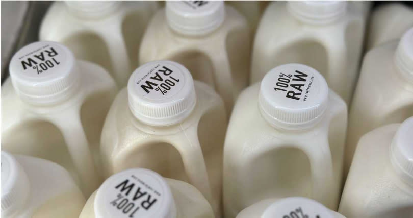 衛福部疾管署今（16日）呼籲民眾切勿飲用未經殺菌處理的生乳（raw milk）。（圖／達志／美聯社）