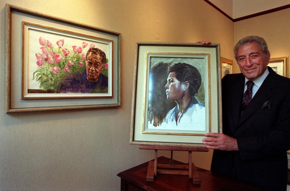 Tony Bennett displays his paintings at a London gallery