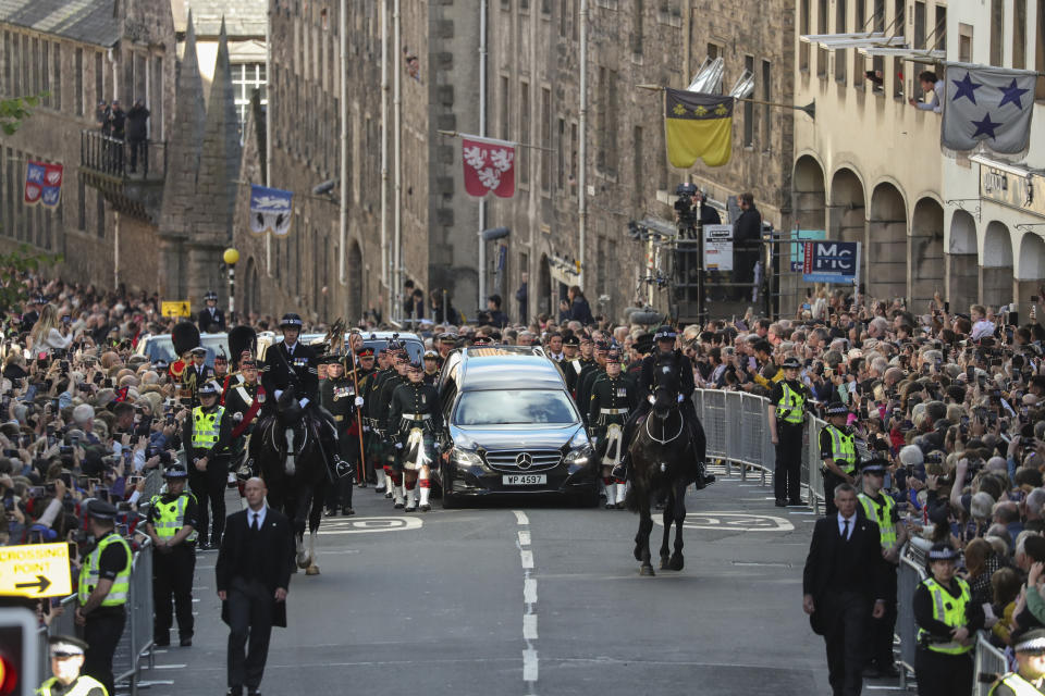 El cortejo fúnebre de la reina Isabel II con el rey Carlos III, la princesa Ana y el príncipe Andrés se dirige a la Catedral de San Giles en Edimburgo, el lunes 12 de septiembre de 2022. El rey Carlos llegó a Edimburgo el lunes para la procesión en el centro histórico de la capital escocesa. Los restos de la reina permanecerán un día para permitir a la población despedirse de la monarca. (Foto AP/Scott Heppell)