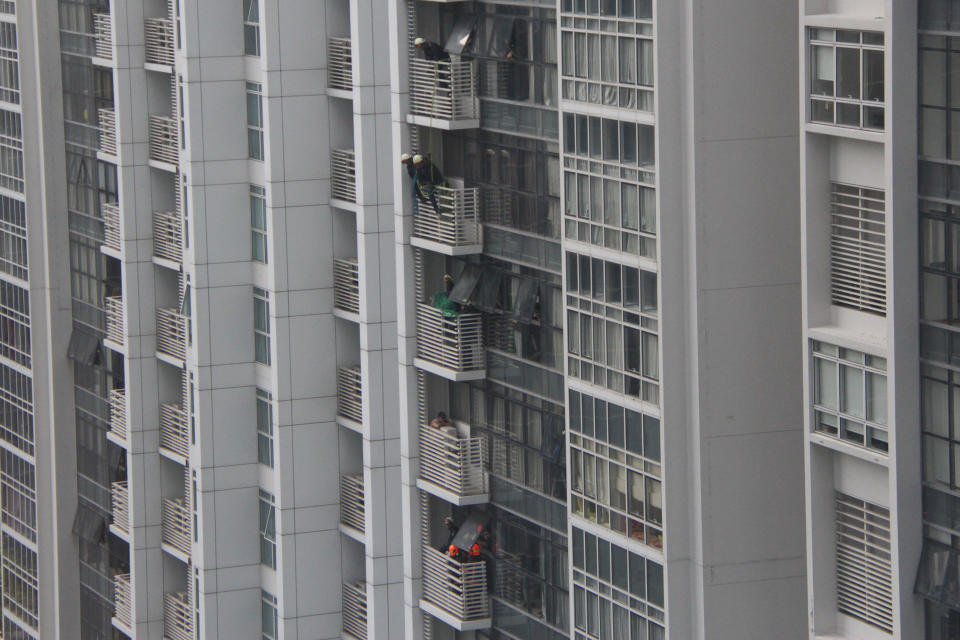 SCDF officers preparing to rescue the man. (PHOTO: Dhany Osman / Yahoo News Singapore)