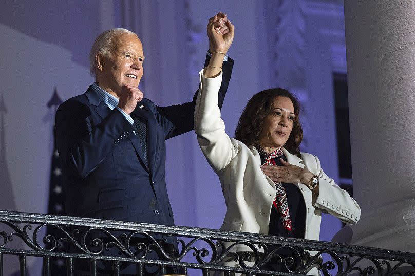 El presidente Joe Biden levanta la mano de la vicepresidenta Kamala Harris tras ver los fuegos artificiales del Día de la Independencia en Washington, 4 de julio de 2024. 