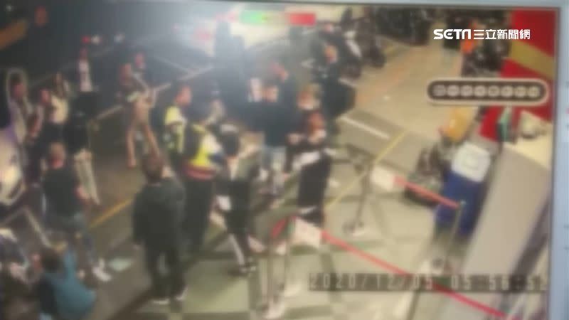 雙方人馬在KTV外爆發衝突。