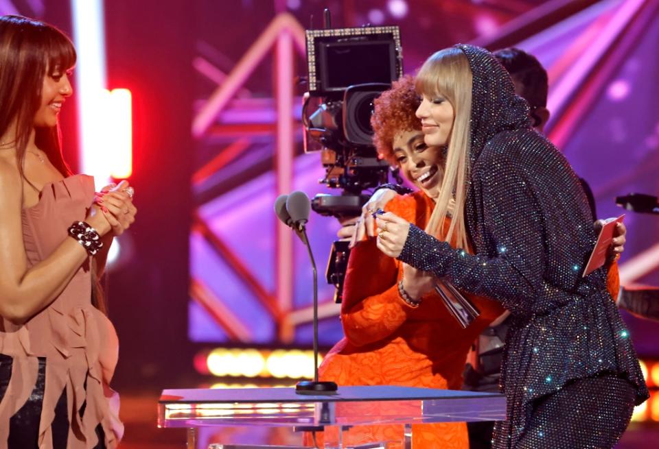 LOS ANGELES, CALIFORNIA - MARCH 27: (FOR EDITORIAL USE ONLY) (L-R) PinkPantheress and Ice Spice present the Song of the Year award for “Anti-Hero” to Taylor Swift onstage during the 2023 iHeartRadio Music Awards at Dolby Theatre in Los Angeles, California on March 27, 2023. Broadcasted live on FOX. (Photo by Kevin Winter/Getty Images for iHeartRadio)