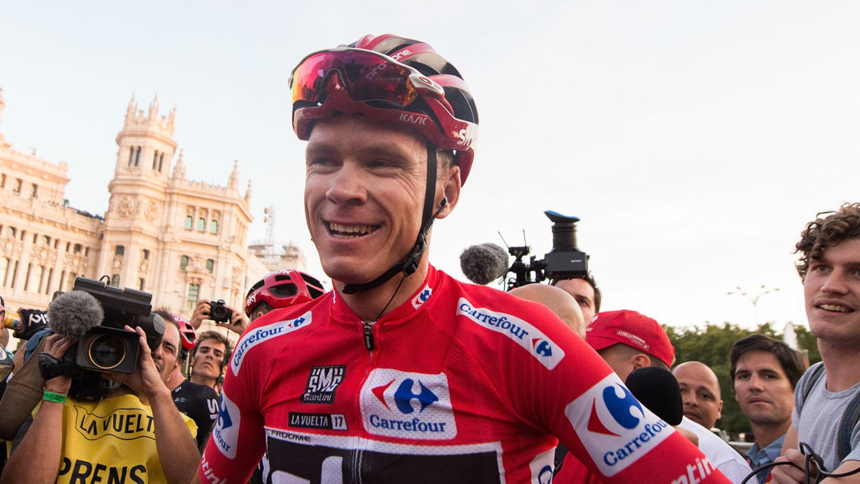 Chris Froome sonríe con el maillot de campeón de la Vuelta a España 2017. La temporada del UCI World Tour 2018 comienza con la sombra de su positivo en esa carrera. / Foto: Omnisport